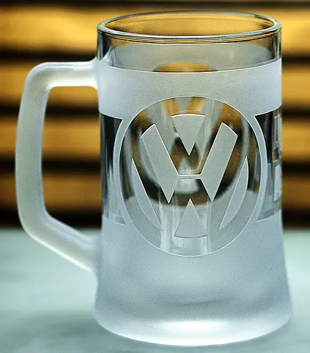 Пивний кухоль Volkswagen Фольксваген 660 мл з гравіюванням Подарунок автолюбителю  Келих з логотипом авто та легендарний слоган - фото 1