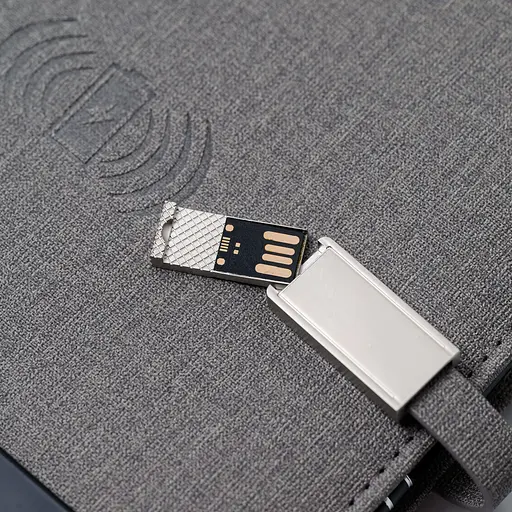 Текстильний сірій бізнес щоденник-органайзер з бездротовою зарядкою з вбудованим Powerbank і флешкою з ручкою в коробці із якісного картону - фото 5