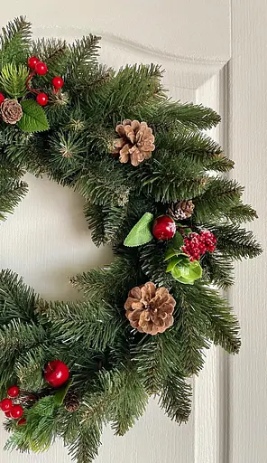 Рождественский венок Hvoya Elegant из искусственной хвои с зеленым декором 50 см - фото 3