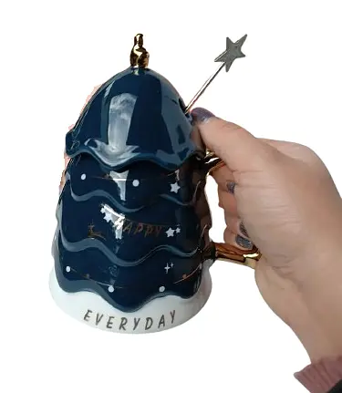 Керамічна чашка Різдвяна ялинка з кришкою та паличкою для розмішування 460 мл Темно зелений - фото 4