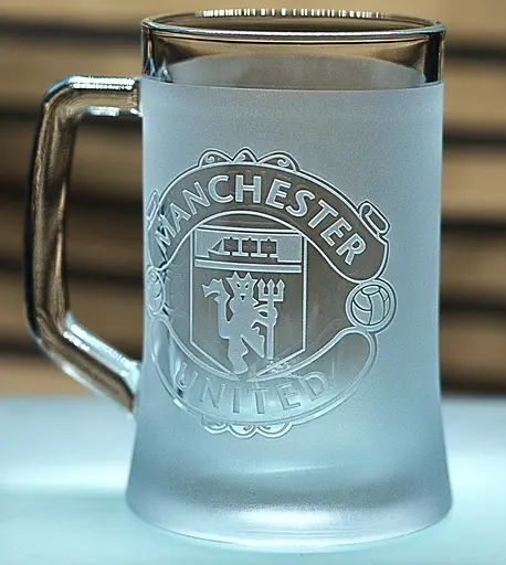 Пивний келих 660 мл ФК Манчестер Юнайтед FC Manchester United з гравіюванням подарунок для фаната ФК  футбольний кухоль - фото 3