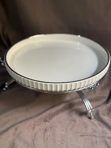 Керамическое блюдо 1573S с рельефом на серебристой подставке 25 см - фото 2