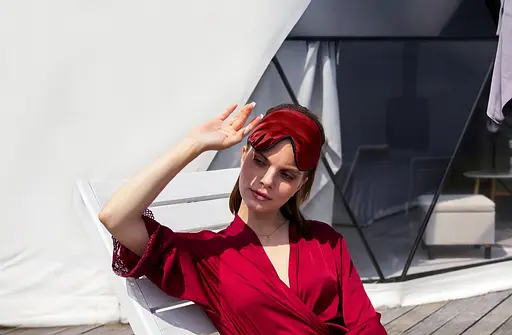 Маска для сна шелк «Чумацький Шлях» 3.1 с антискользящей резинкой в Подарочной упаковке Красная (1163-02) - фото 7