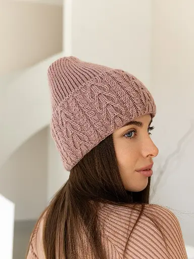 Женская вязаная шапка джулия 20% шерсть с отворотом приглушенный Розовый - фото 2