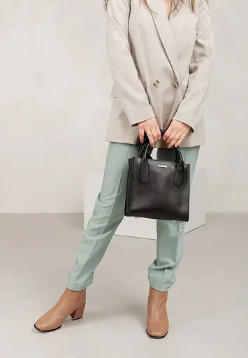 Кожаная женская сумка-кроссбоди черная - фото 9