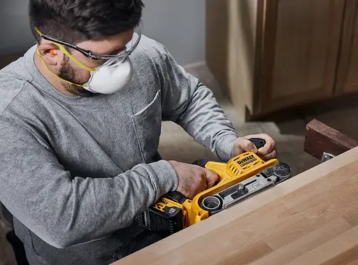 Ленточная аккумуляторная шлифмашина DeWalt с АКБ и ЗУ DCW220P2 - фото 9