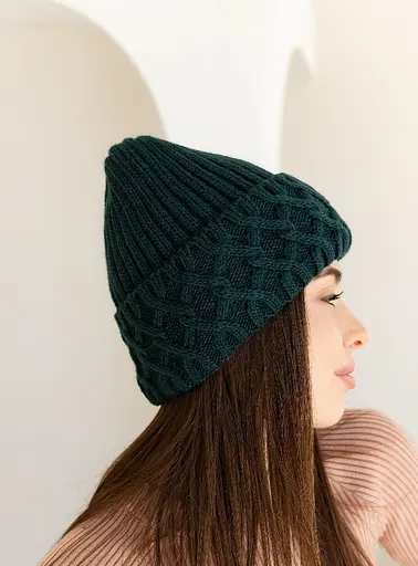 Женская зимняя шапка Виктория из шерсти 20% с узором и флисовой подкладкой темно Зеленой - фото 2