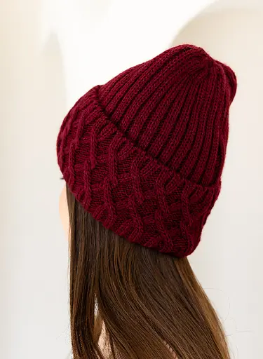 Женская зимняя шапка Виктория из шерсти 20% с узором и флисовой подкладкой Бордовый - фото 2