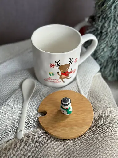 Новорічна чашка Olens 102-1086-2 Новорічна братва кераміка з бамбуковою кришкою та ложкою 380 мл - фото 3