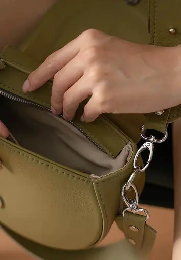 Женская кожаная сумка Mandy оливковая - фото 4