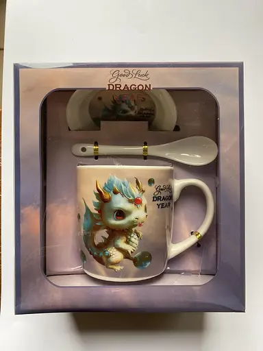 Новогодняя чашка Дракон 350 мл с тарелкой и ложкой в коробке kru-nr-dragon-4 Gee! - фото 1