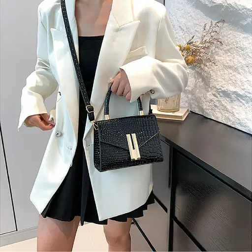 Женское кроссбоди с золотистой фурнитурой Lilly P2-1801A