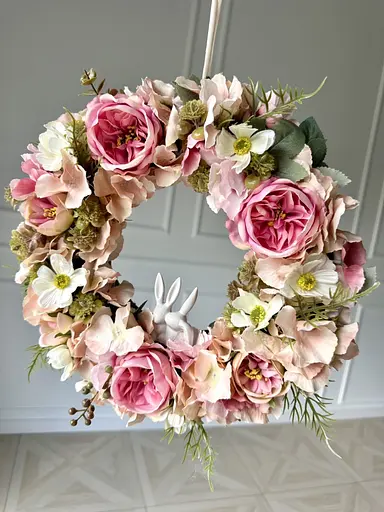 Интерьерный венок на двери из искусственных цветов Hvoya Нежность роза, гортензия, космея и керамические зайчики 35 см - фото 3