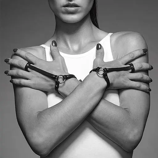 Пара браслетов на запястье и палец Bijoux Indiscrets MA Hand Bracelet Harness Black экокожа One size - фото 6