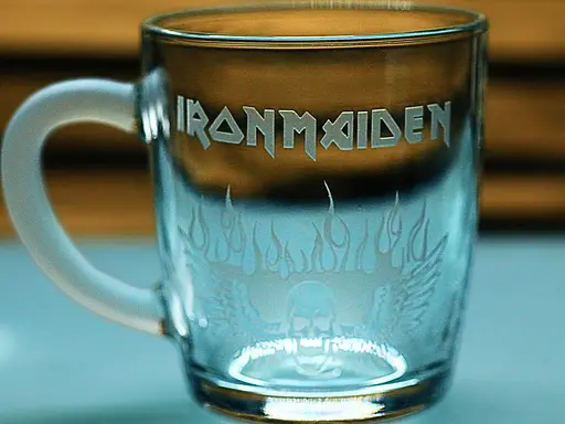 Скляна чашка 350 мл   Iron Maiden з гравіюванням подарунок для фаната хеві металу Айрон Мейден - фото 1
