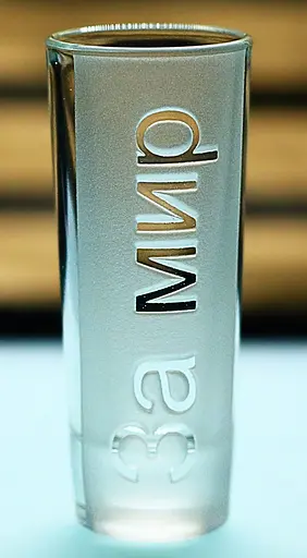 Подарочная стеклянная рюмка 60 мл с гравировкой   За Мир - фото 1