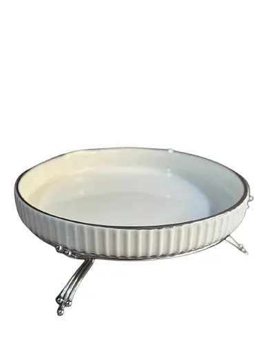 Керамическое блюдо 1570G с рельефом на серебристой подставке 20 см - фото 1