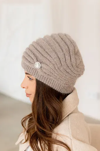 Женская зимняя шапка Валенсия из ангоры 80% с двойной вязкой с брошкой Светло коричневый - фото 2