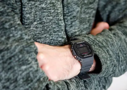 Электронные мужские наручные часы Casio оригинал Япония G-Shock DW-5610SU-8ER с полимерным ремешком - фото 3