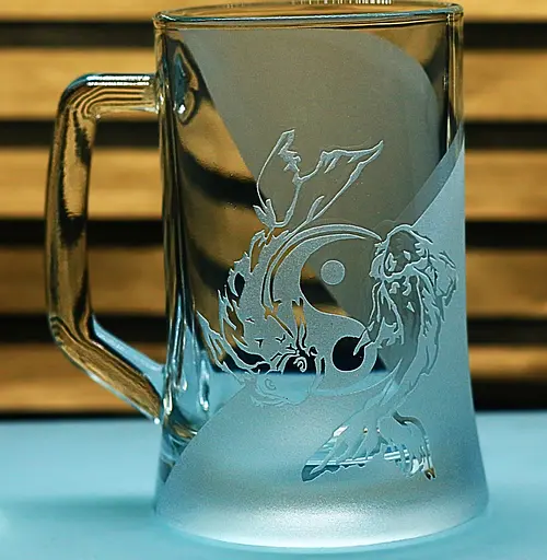 Пивний келих 660 мл Інь-Янь риба короп з гравіюванням символ гармонії подарунок для чоловіка - фото 1