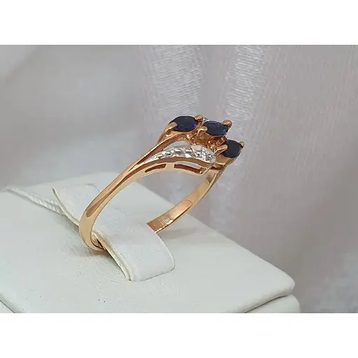 Золотое кольцо с бриллиантами и сапфиром. RS70016K 18,5 - фото 3