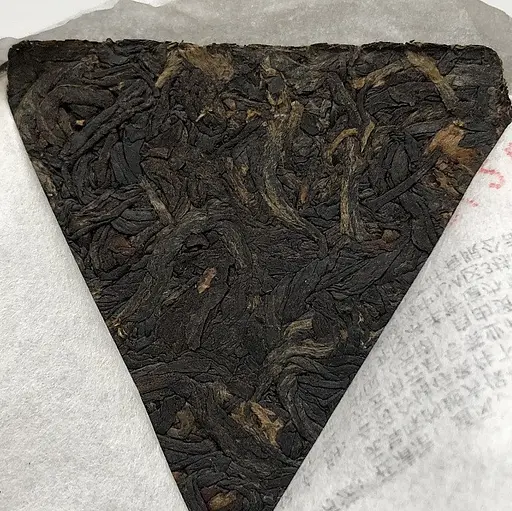 Пресований червоний чай Дян хун Золотий Юнь плитка 50 г - фото 3