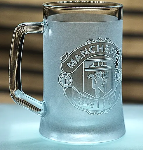 Пивний келих 660 мл ФК Манчестер Юнайтед FC Manchester United з гравіюванням подарунок для фаната ФК  футбольний кухоль - фото 2