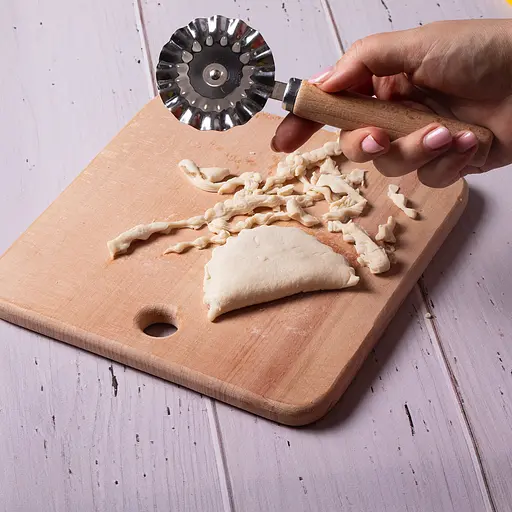 Ніж ролик фігурний зубчастий для тіста та вирізування чебуреків з дерев'яною ручкою Ø63х175 мм, Kitchette 85669 - фото 4