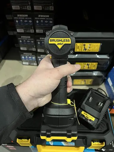 Шуруповерт профессиональный бесщеточный аккумуляторный Zegor CDPP-21BL/21В/70 Нм/две скорости/2 батареи 21В 2Ач/реверс/подсветка/кейс - фото 6