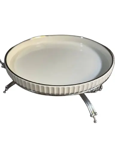 Керамическое блюдо 1573S с рельефом на серебристой подставке 25 см - фото 1