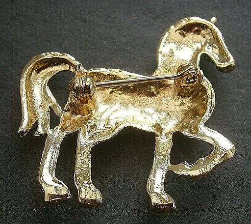 Брошка Кінь із камінцями декоративна жіноча прикраса на одяг Золотистий - фото 2