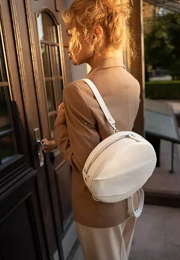 Шкіряна жіноча кругла сумка-рюкзак Maxi біла - фото 8