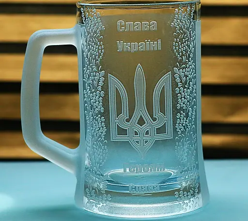 Пивний келих з ручкою 660 мл Слава Україні з гравіюванням  Кухоль з тризубом та калиною Патріотичний подарунок - фото 1