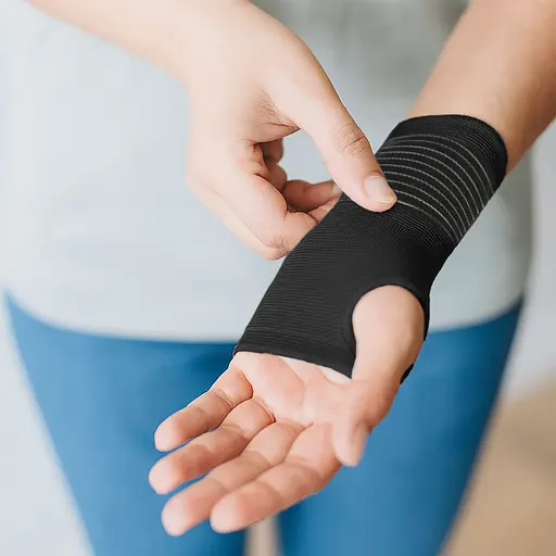 Фіксатор зап'ястя та долоні Gymtek розмір М чорний - фото 6