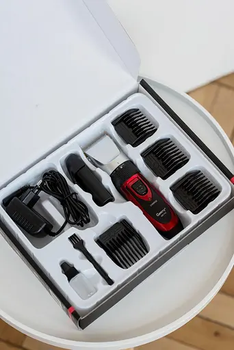 Машинка для стрижки волосся Geemy GM-550 з насадками - фото 3