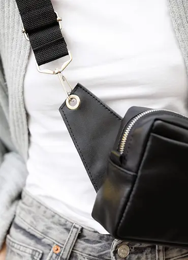 Женская кожаная сумка бананка Sambag Harvi черная 24×16×6 см (88213101) - фото 4