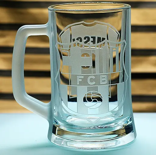 Пивний келих 660 мл Barcelona з гравіюванням подарунок для фаната  футбольний кухоль  ФК Барселона Мессі - фото 1