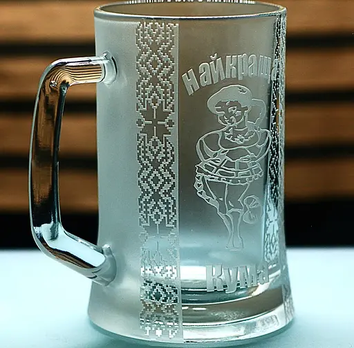 Пивний келих 660 мл Найкраща кума кухоль з гравіюванням  веселий та значущий подарунок для куми  українському стилі - фото 2