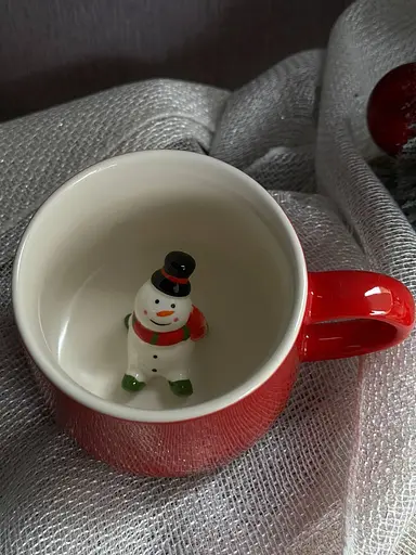 Новорічна кружка Olens 102-1022 керамічна Сюрприз Сніговик 350 мл Червона - фото 3