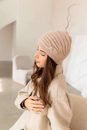 Женская зимняя шапка Валенсия из ангоры 80% с двойной вязкой с брошкой Бежевый - фото 2