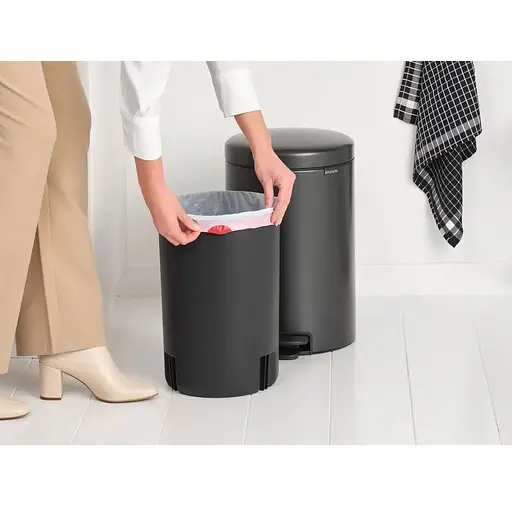 Бак для мусора Brabantia NewIcon Pedal Bin 20 л с педалью графитовой (233500) - фото 2