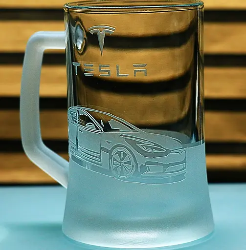 Пивний келих 660 мл з гравіюванням Тесла У Tesla  Y подарунок для автолюбителя кухоль для пива з логотипом - фото 3