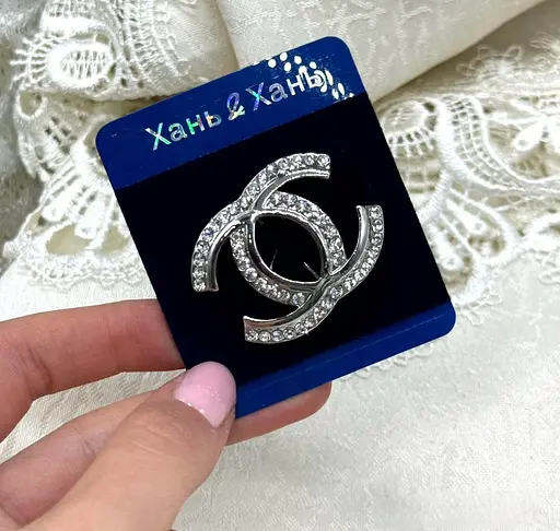 Стильна брошка у трендовому дизайні зі стразами для особливого образу декоративна жіноча прикраса на одяг Сріблястий - фото 2