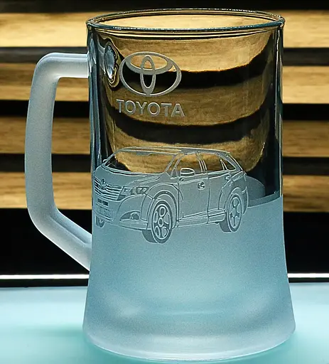 Пивний келих 660 мл з гравіюванням Toyota Venza подарунок для автолюбителя  кухоль для пива з логотипом авто - фото 3
