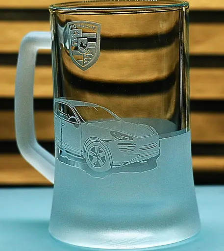 Подарунковий пивний келих 660 мл з гравіюванням автомобіля машини Porsche Cayenne Порше Кайєн - фото 2