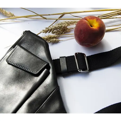 Чоловіча шкіряна сумка-слінг GRANDE PELLE 21х31х1.5 см sum0025494 - фото 5