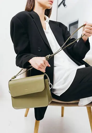 Женская кожаная мини сумка Moment оливковая - фото 2