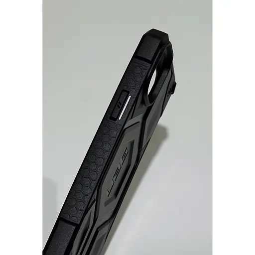 Оригинальный противоударный чехол UAG Monarch Pro MagSafe для iPhone 14 Plus/15 Plus Black 114029114040 - фото 4