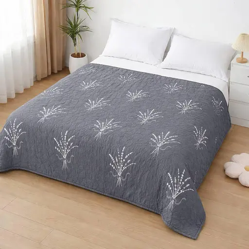 Стьобане покривало 160x220 см з квітковим принтом плед домашній текстиль на ліжко для спальні сучасне Сіре з білим візерунком - фото 1