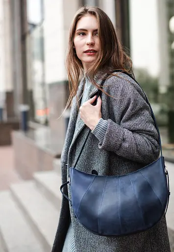 Шкіряна жіноча сумка Круасан синя - фото 7